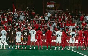 Para pemain Timnas Indonesia U-17 meminta maaf kepada suporter setelah menelan kekalahan 1-3 dari Zambia di Aspire Zona, Selasa (4/11/2025) dalam laga Grup H Piala Dunia U-17 2025. (Dok. PSSI)