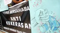 Massa Solidaritas Pewarta Indonesia Anti Kekerasan (SPIAK) Kalbar berunjuk rasa mengecam aksi kekerasan terhadap wartawan di Bundaran Digulis, Pontianak, Kalbar. (Antara)