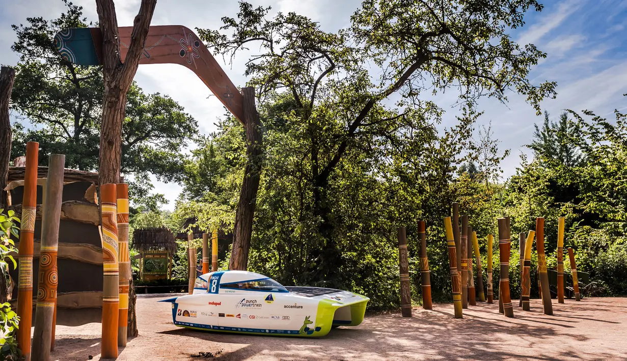 Tim Solar Punch Powertrain Belgia mempresentasikan mobil surya baru mereka "Punch 2" ke media di Planckendael Zoo di Mechelen, Belgia (21/6). Tim tersebut terdiri dari mahasiswa teknik dari Universitas Leuven. (AP Photo/Geert Vanden Wijngaert)