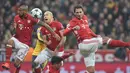 Aksi para pemain Bayern Munich menghalau bola dari kejaran pemain Arsenal, Granit Xhaka pada babak 16 besar Liga Champions di Alianz Arena, (15/2/2017). Beyern menang 5-1. (AFP/Christof Stache)