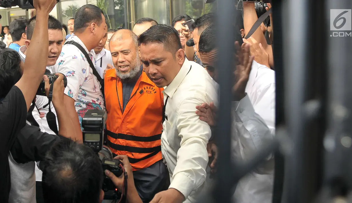 Mantan Hakim Konstitusi, Patrialis Akbar menaiki mobil tahanan usai menjalani pemeriksaan di gedung KPK, Jakarta, Selasa (23/5). KPK hari ini melimpahkan seluruh berkas dan tersangka ke penuntut umum. (Liputan6.com/Helmi Afandi)