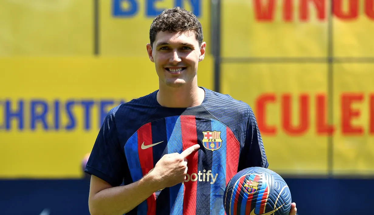 Bek baru Barcelona asal Denmark, Andreas Christensen berpose dengan jersey barunya saat presentasi di tempat latihan Joan Gamper di Sant Joan Despi, dekat Barcelona (7/7/2022). Andreas Christensen mengungkap bergabung dengan Barcelona seperti mimpi yang menjadi kenyataan. Ia sudah bermimpi bermain untuk El Barca sejak usia 8 tahun. (AFP/Pau Barrena)