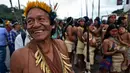 Masyarakat adat Waorani berbaris menuju pengadilan provinsi untuk menuntut non-eksploitasi minyak di wilayah mereka, di Puyo, Ekuador, pada 11 April 2019. Masyarakat adat dari 16 komunitas Waorani memprotes perusahaan minyak keluar dari wilayah mereka. (AFP Photo/Rodrigo Beundia)