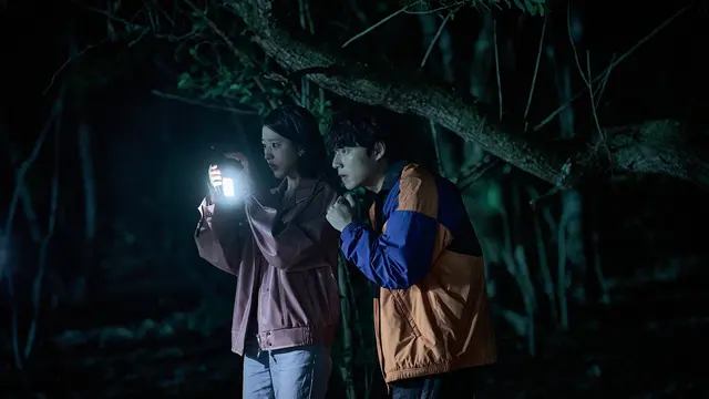 Jang Da Ah dan Yoon Jae Chan dalam film Salmokji: Whispering Water. (Showbox via Soompi)