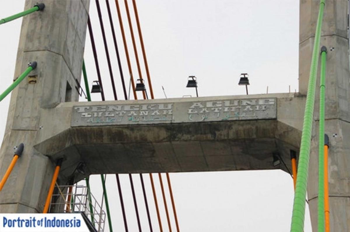 Pesona kemegahan Jembatan Siak membentang di atas 'Sungai Pejantan'