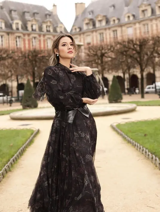 Raisa tampil anggun dengan dress panjang dan belt kulit berwarna hitam [@raisa6690]