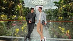Verrell Bramasta dan Athalla Naufal berpose di Jewel, Changi Airport, Singapura. (Foto: Instagram/ bramastavrl)