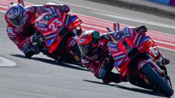 Dua pembalap dari Ducati Lenovo Team, Francesco Bagnaia (kanan) dan Enea Bastianini saat balapan sprint MotoGP Grand Prix Indonesia di Sirkuit Internasional Mandalika, Lombok, Nusa Tenggara Barat, 28 September 2024. (BAY ISMOYO/AFP)