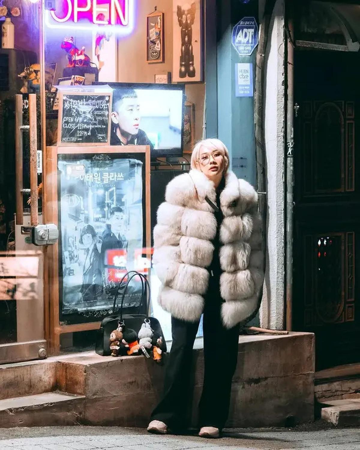 6 Potret OOTD BCL Selama di Korea Selatan, Paduan Pas dengan Rambut Pixie Cut