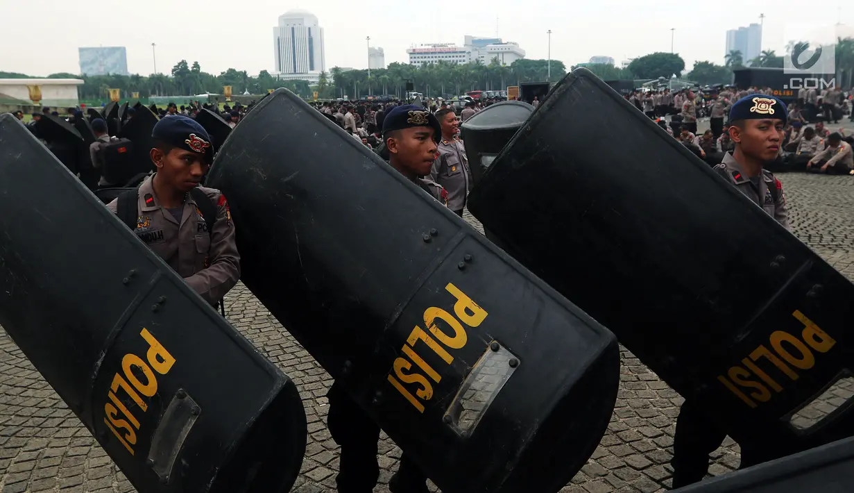 Anggot Polri saat mengikuti Apel Kesiapan Natal, Tahun Baru 2019 serta menjelang Pemilu legislasi dan Presiden 2019 di Monas, Jakarta, Jumat (30/11). Apel  diikuti 50.000 personel dari AD, AL, AU dan Polri. (Liputan6.com/Johan Tallo)