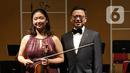Violis asal Korea Selatan Sueye Park dan konduktor Avip Priatna Mag.Art foto bersama sebelum konser biola "Malam Tchaikovsky" di Usmar Ismail Hall, Jakarta, Jumat (21/02/2020). Konser untuk memperingati 180 tahun komponis dunia Pyotr Ilyich Tchaikovsky. (Liputan6.com/HO/ID)