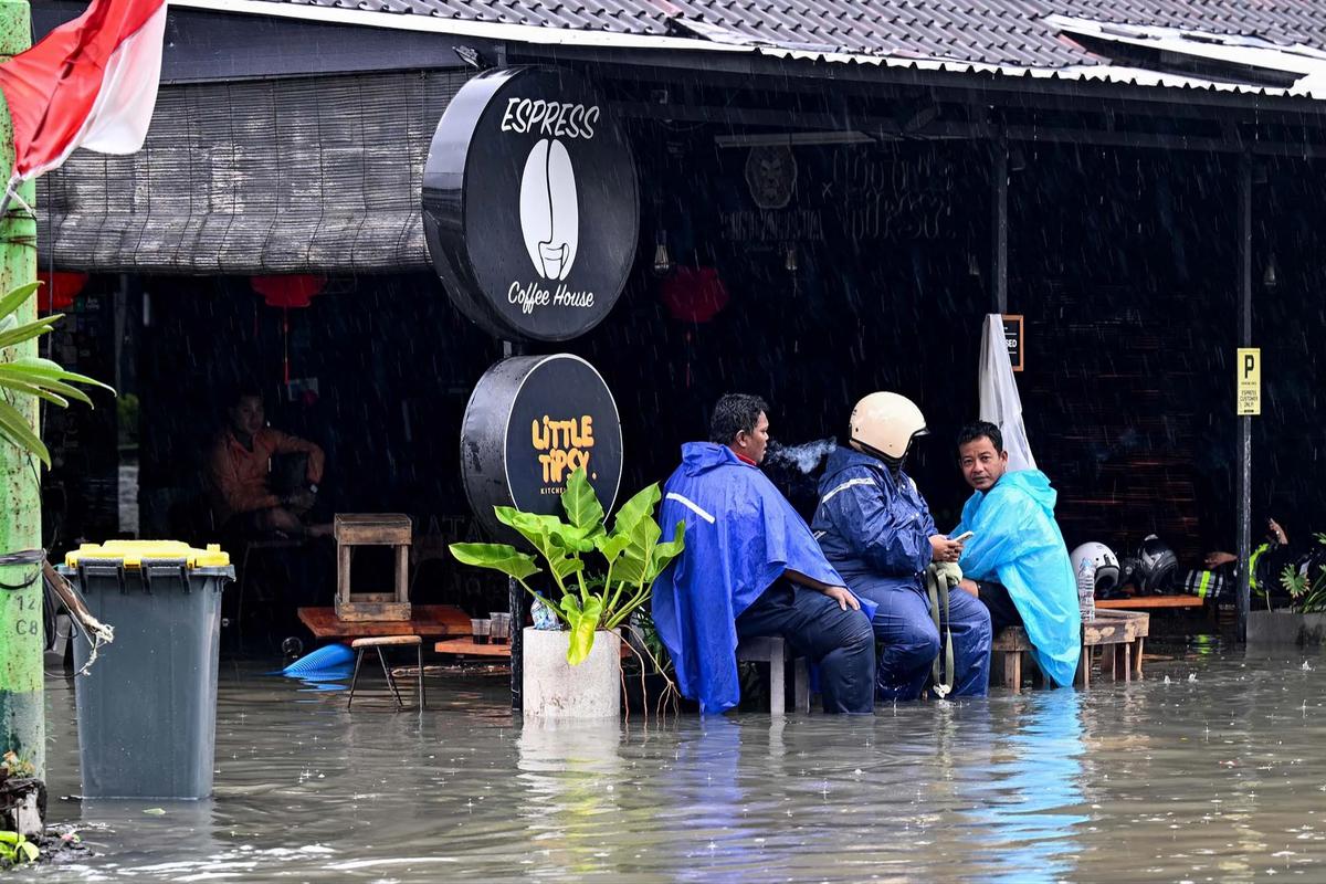 FOTO: Hujan Deras Picu Banjir di Kawasan Wisata Bali Selatan