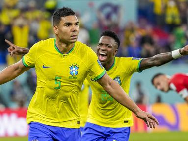 Gelandang bertahan timnas Brasil Casemiro (kiri) melakukan selebrasi usai menjebol gawang Swiss di laga kedua grup G Piala Dunia 2022. Gol dari pemain Manchester United tersebut berhasil membuat Brasil melangkah ke babak 16 besar Piala Dunia 2022. (AP Photo/Andre Penner)