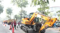 Alat berat di Jalan Mayjen Sungkono, Surabaya, Jawa Timur. (Foto: Liputan6.com/Dian Kurniawan)