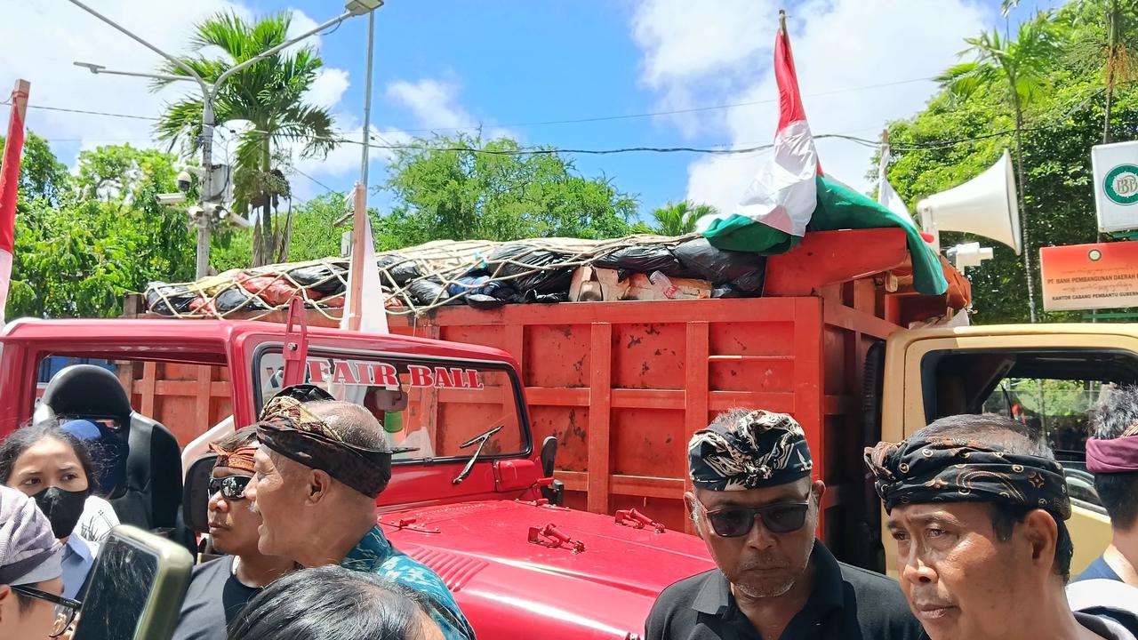 Kantor Gubernur Bali Digeruduk Ratusan Truk Sampah, Tolak Penutupan TPA Suwung Tanpa Solusi