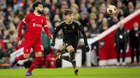 Mohamed Salah dari Liverpool berebut bola dengan pemain Sparta Veljko Birmancevic, kanan, saat babak 16 besar Liga Europa, leg kedua, pertandingan sepak bola antara Liverpool dan Sparta Praha di Stadion Anfield, Liverpool, Inggris, Kamis 14 Maret 2024. (AP Photo/ Jon Super)