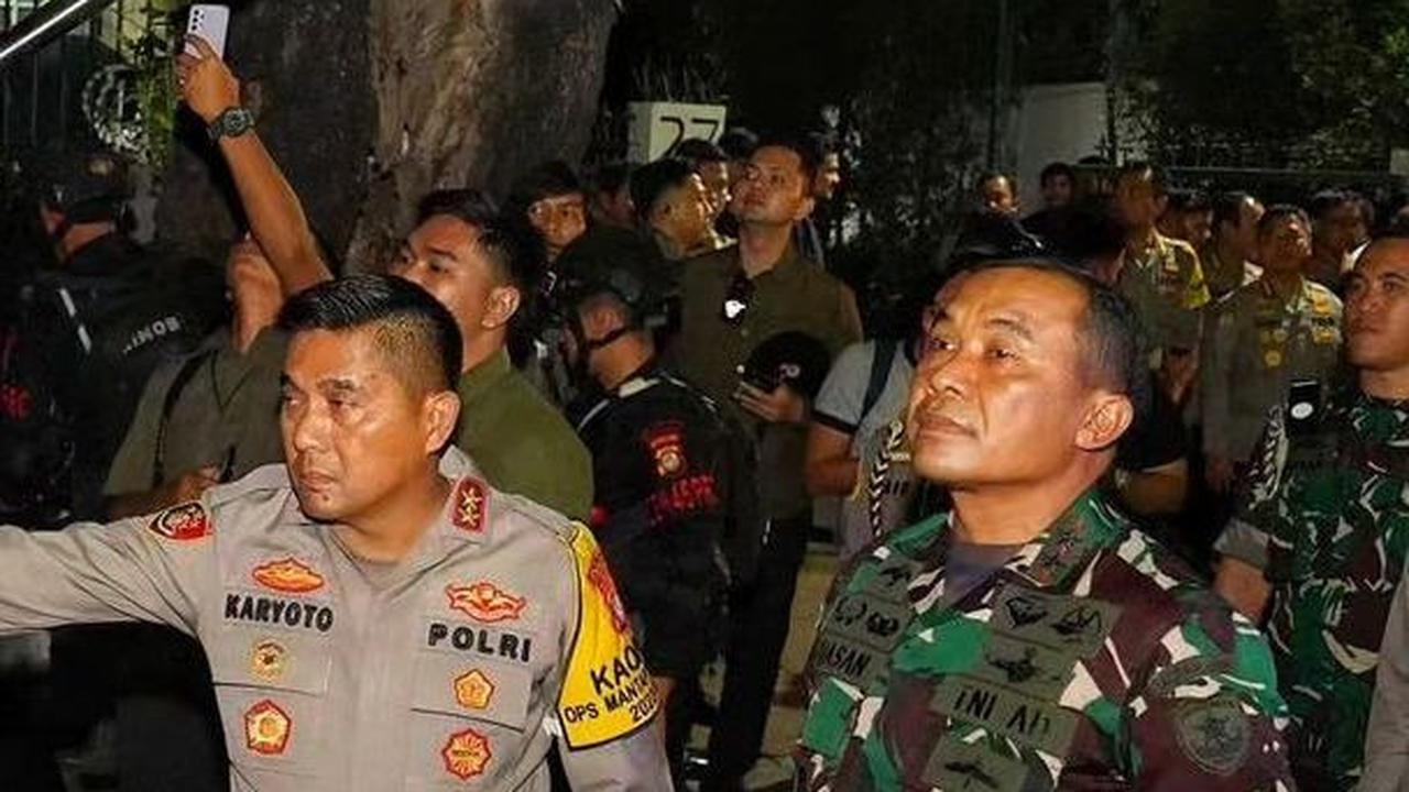 Dua Jenderal di Balik Barikade Kawat Berduri, Turun Tangan saat Pendemo Sampai Malam Aksi di KPU