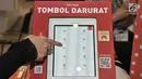 Pengunjung mencoba aplikasi Tombol Darurat Pemprov DKI di Indonesia International Smart City, Jakarta, Rabu (17/7/2019). Pameran diadakan guna membangun kota berkinerja dengan baik dalam pelayanan publik dan menjadikan kota lebih aman, ramah lingkungan, dan layak huni. (merdeka.com/Iqbal S. Nugroho)