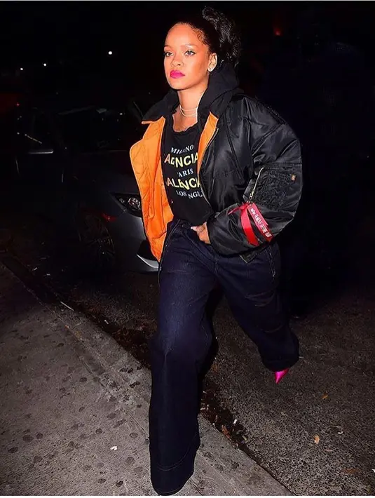 Rihanna menuliskan "tak ada mantanku yang sudah menikah atau berada dalam hubungan yang bahagia. Jadi, siapa selama ini yang menjadi masalah?" untuk para mantannya.  (instagram/badgalriri)