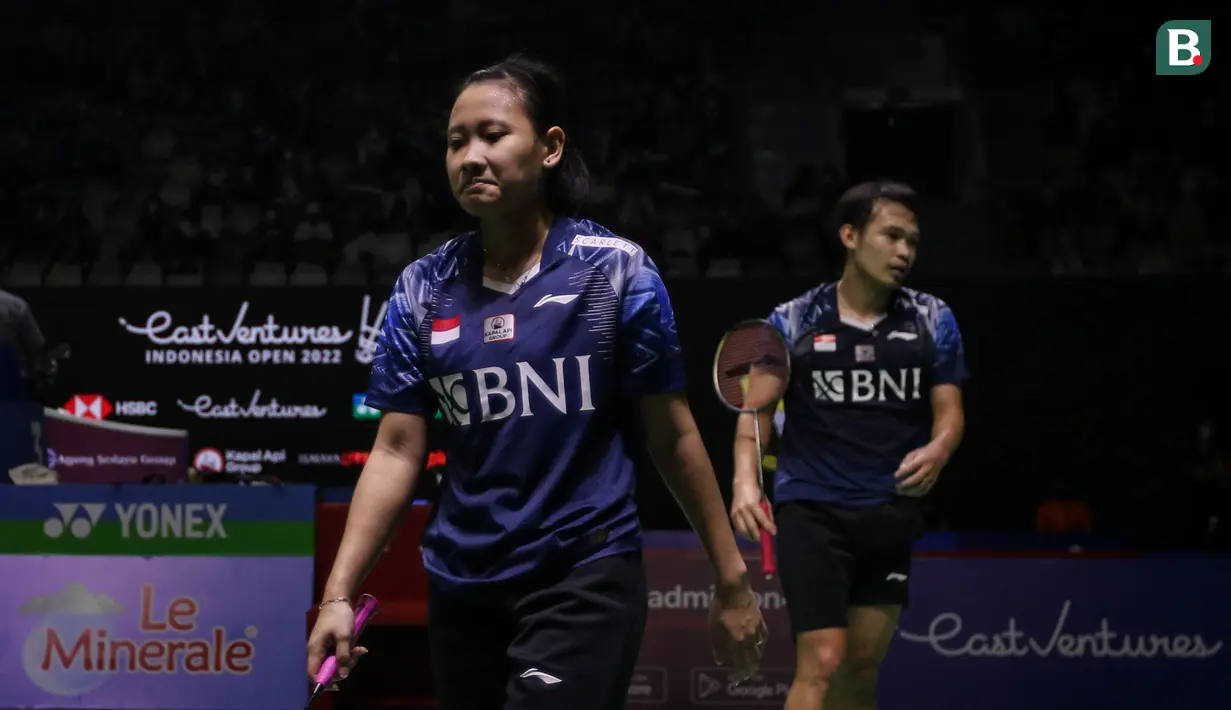 Suasana kelabu bagi Indonesia langsung terasa di hari pertama alias babak 32 Besar Turnamen Bulu Tangkis East Ventures Indonesia Open 2022 di Istora Senayan, Jakara, Selasa (14/6/2022). Tiga pasang ganda campuran Indonesia yang bertanding di hari pembuka langsung rontok dari lawan-lawannya. (Bola.com/Bagaskara Lazuardi)