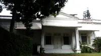 Di sepanjang Jalan Wastu Kencana, Kota Bandung, Jawa Barat, terdapat banyak bangunan kuno peninggalan masa Kolonial Hindia Belanda. (Liputan6.com/Huyogo Simbolon)