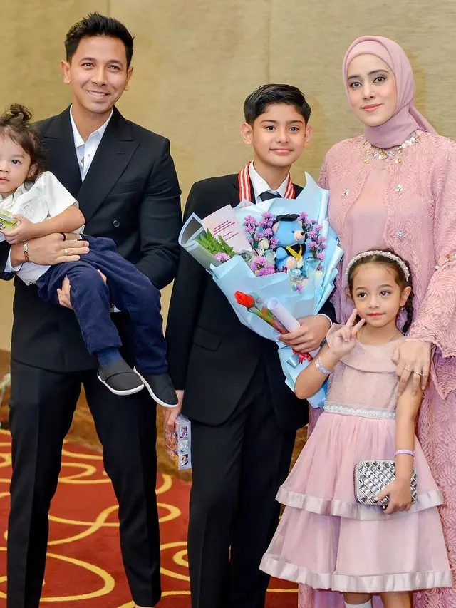 10 Gaya Modis Artis Dampingi Anak Wisuda, Dewi Perssik Tampil Anggun Bergaun Panjang hingga Diah Permatasari Bergaya Ibu Sosialita
