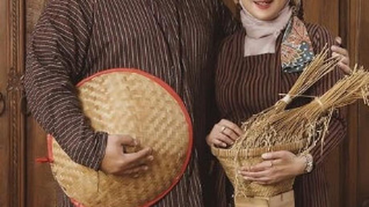 ⁠Potret Brigjen Polisi Anak Eks Kapolri Berbusana Adat Jawa sama Istri, Bilang Lahir di Kampung 'Pensiun Aku Pulkam