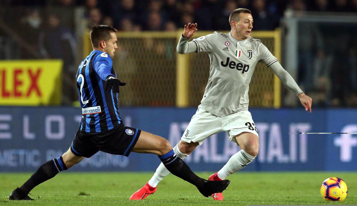 Striker Juventus, Federico Bernardeschi, berusaha melewati bek Atalanta, Rafel Toloi, pada perempat final Copa Italia di Stadion Atleti Azzurri d'Italia, Bergamo, Rabu (30/1). Atalanta menang 3-0 atas Juventus. (AP/Paolo Magni)