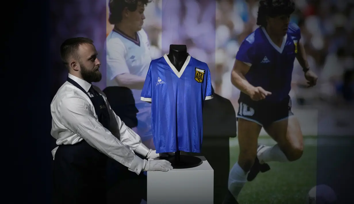 <p>Jersey Argentina yang dikenakan Diego Maradona dalam pertandingan perempat final Piala Dunia Meksiko 1986 antara Argentina dan Inggris, dipajang untuk difoto di rumah lelang Sotheby's, di London, Rabu (20/4/2022). Jersey ini diperkirakan menghasilkan 4 juta pound (US $ 5,2 juta, 4,8 juta euro). (AP Photo/Matt Dunham)</p>