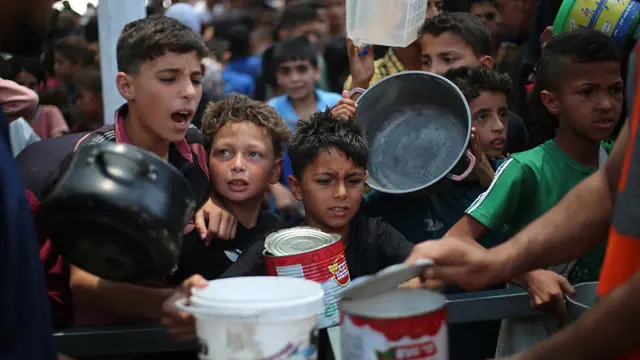 Tangis dan Jerit Anak-anak Gaza Saat Antre Pembagian Makanan