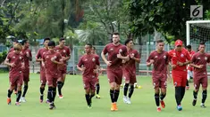 Sejumlah pemain Persija berlari kecil saat latihan resmi jelang laga Piala AFC 2018 di Lapangan A Senayan, Jakarta, Selasa (27/2). Persija akan menjamu Tampines Rovers FC pada laga grup H Piala AFC 2018, Rabu (28/2). (Liputan6.com/Helmi Fithriansyah)