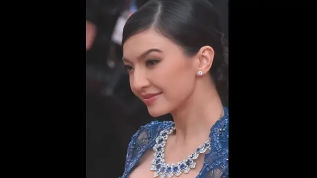 Raline Shah Gebrak Karpet Merah Festival Film Cannes 2023 dengan Kebaya Biru dan Batik