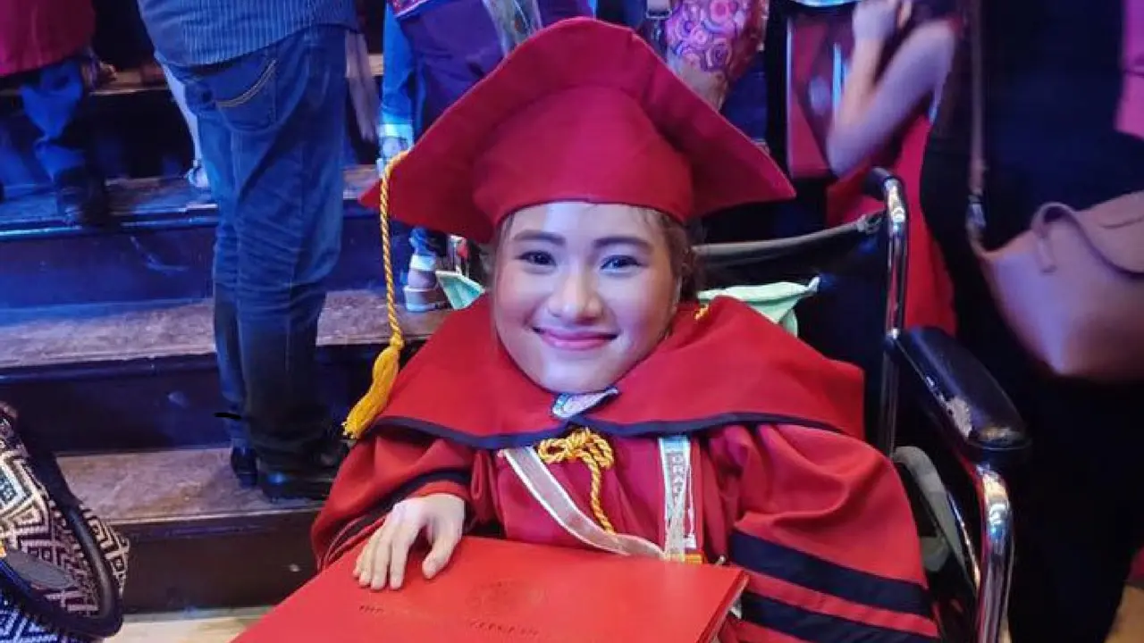 Meskipun Terkena Penyakit Kerdil, Wanita ini Lulus dengan Predikat Cum Laude