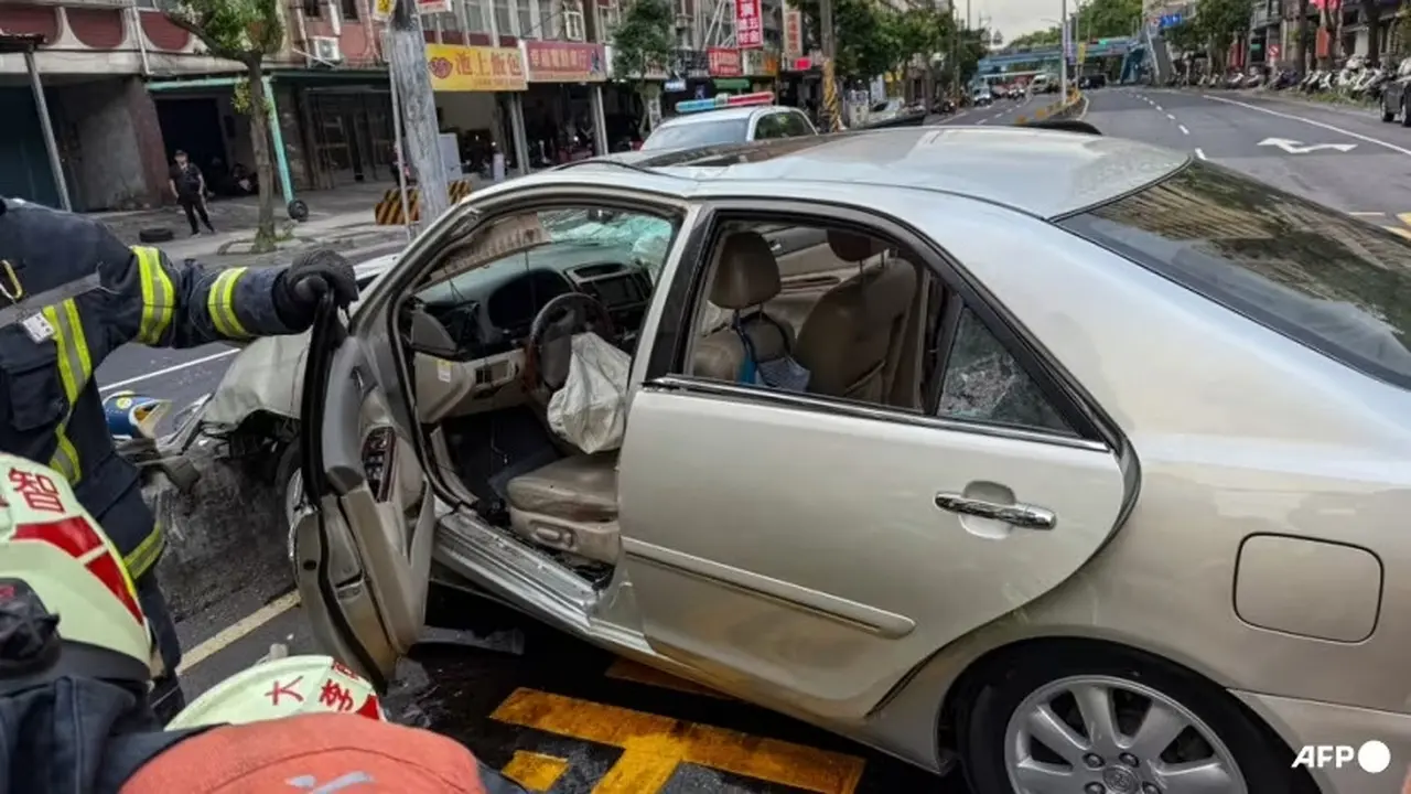 Sebuah mobil menabrak pejalan kaki karena alasan yang tidak diketahui di Sanxia, ​​Kota New Taipei   pada 19 Mei 2025. (AFP/Dinas Pemadam Kebakaran Kota New Taipei)