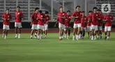 Pemain Timnas Indonesia U-23 mengikuti sesi latihan resmi jelang laga perdana ASEAN U-23 Championship 2025 melawan Brunei Darussalam di Stadion Madya, Kompleks Gelora Bung Karno, Senayan, Jakarta, Senin (14/7/2025). (Liputan6.com/Helmi Fithriansyah)