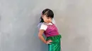 Ameena Atta padukan atasan berjaring ungu dengan rok hijau berbentuk ekor ikan dan bermotif sisik [@aurel.hermansyah]