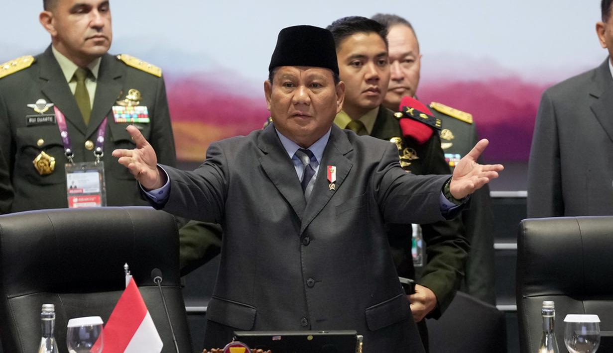 Menteri Pertahanan Indonesia Prabowo Subianto (tengah) memberi isyarat kepada para menteri dan anggota delegasi untuk duduk pada sesi pembukaan Pertemuan Menteri Pertahanan Perhimpunan Bangsa-Bangsa Asia Tenggara (ASEAN) di Jakarta, Indonesia, Rabu (15/11/2023). (AP Photo/Dita Alangkara, Pool)
