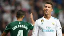 Striker Real Madrid, Cristiano Ronaldo, tampak kecewa usai gagal menjebol gawang Real Betis pada laga La Liga Spanyol di Stadion Santiago Bernabeu, Rabu (20/9/2017). Real Madrid kalah 0-1 dari Real Betis. (AFP/Gabriel Bouys)