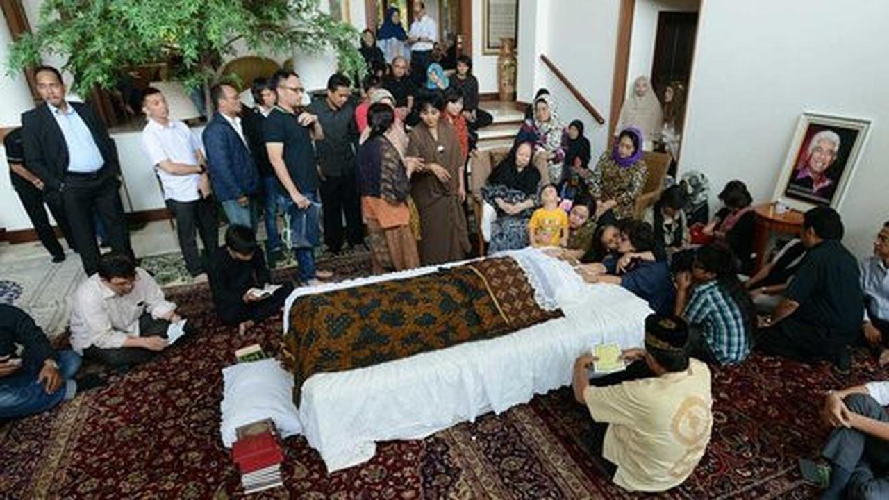 Menko Perekonomian pimpin upacara pemakaman Adnan Buyung