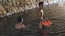 Anak-anak bermain sambil mencari ikan di Kali Pancoran, Jakarta, Jumat (14/9). Meski air kali yang keruh dan kotor dapat menyebabkan gangguan kesehatan, tidak menyurutkan niat anak-anak tersebut untuk tetap bermain. (Liputan6.com/Immanuel Antonius)