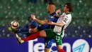 Penyerang  Italia, Ciro Immobile (kiri) berebut bola dengan bek Bulgaria Aleksandar Aleksandrov pada kualifikasi Piala Eropa 2016 di Stadion Nasional Vasil Levski, Minggu (29/3/2015). Italia bermain imbang 2-2 melawan Bulgaria. (REUTERS/Stoyan Nenov)