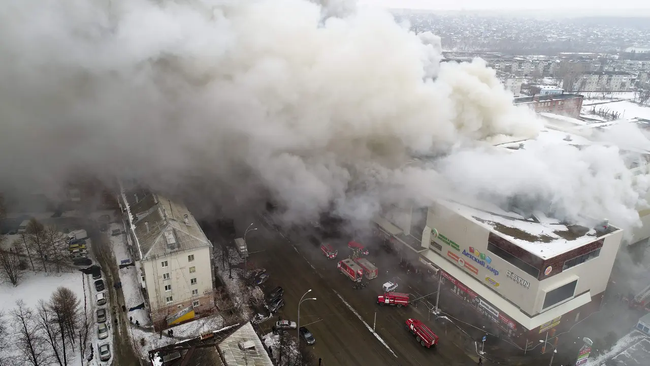 Kebakaran hebat yang melanda sebuah mall di kota Kemerovo, Rusia, dan menewaskan 37 orang (AP)