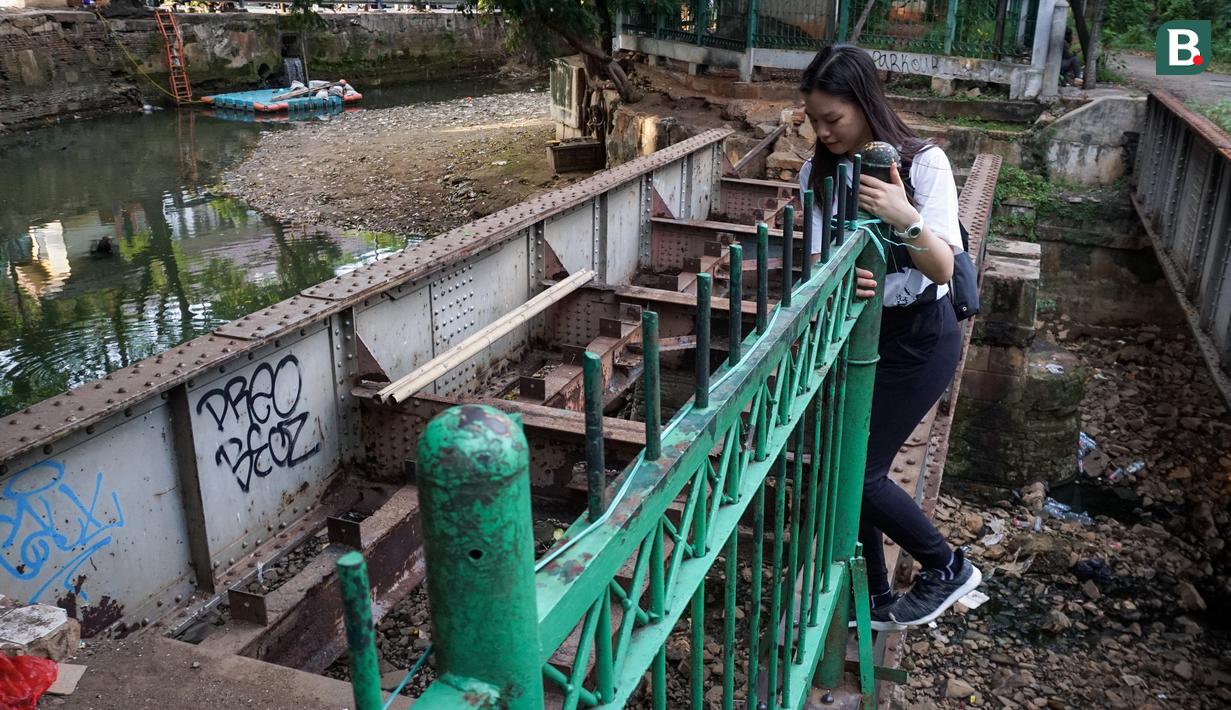 Kegiatan tersebut berlangsung di bawah jembatan kereta api, sebelah barat Masjid Istiqlal, Gambir, Jakarta Pusat pada Selasa (13/12/2022). (Bola.com/Bagaskara Lazuardi)