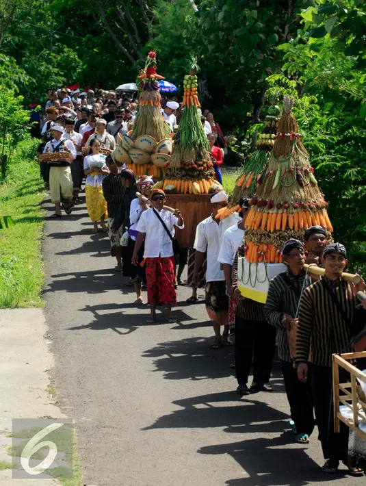 Sejumlah umat hindu mengikuti arak arakan upacara Melasti di Pantai Ngobaran ,Gunung Kidul,Yogyakarta, (22/2).Melasti merupakan upacara mensucikan diri menyambut perayaan tahun baru Nyepi.(Boy Harjanto)