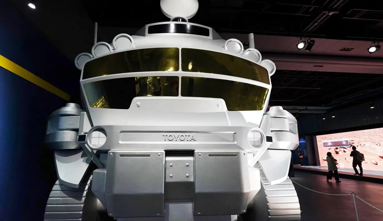 Mobil penjelajah ini dirancang untuk menyediakan tempat tinggal sementara bagi astronot di Bulan, serta memungkinkan mereka untuk beraktivitas di dalam kendaraan tanpa pakaian antariksa karena tekanan udara yang terkontrol. (Kazuhiro NOGI/AFP)