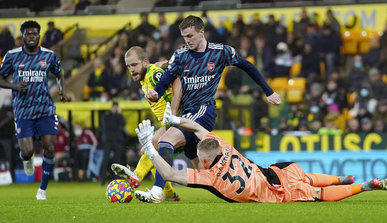 Penjaga gawang Arsenal Aaron Ramsdale (kanan) menyelamatkan upaya pemain Norwich City Teemu Pukki pada pertandingan sepak bola Liga Inggris di Stadion Carrow, Norwich, Inggris, Minggu (26/12/2021). Arsenal menang 5-0. (Joe Giddens/PA via AP)