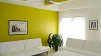 Tidak hanya mampu membuat tampilan sebuah ruangan menjadi lebih segar, warna neon juga dapat menceriakan suasana hati penghuni rumah.