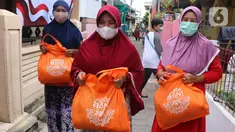 Warga usai menerima bantuan sembako BNI yang disalurkan Jurnalis Peduli di Pulau Panggang, Kepulauan Seribu, Kamis (10/9/2022). Paket sembako dan perlengkapan new normal diharapkan dapat membantu warga terdampak pandemi Covid-19 yang saat ini semakin naik. (Liputan6.com/HO/JurnalisPeduli)