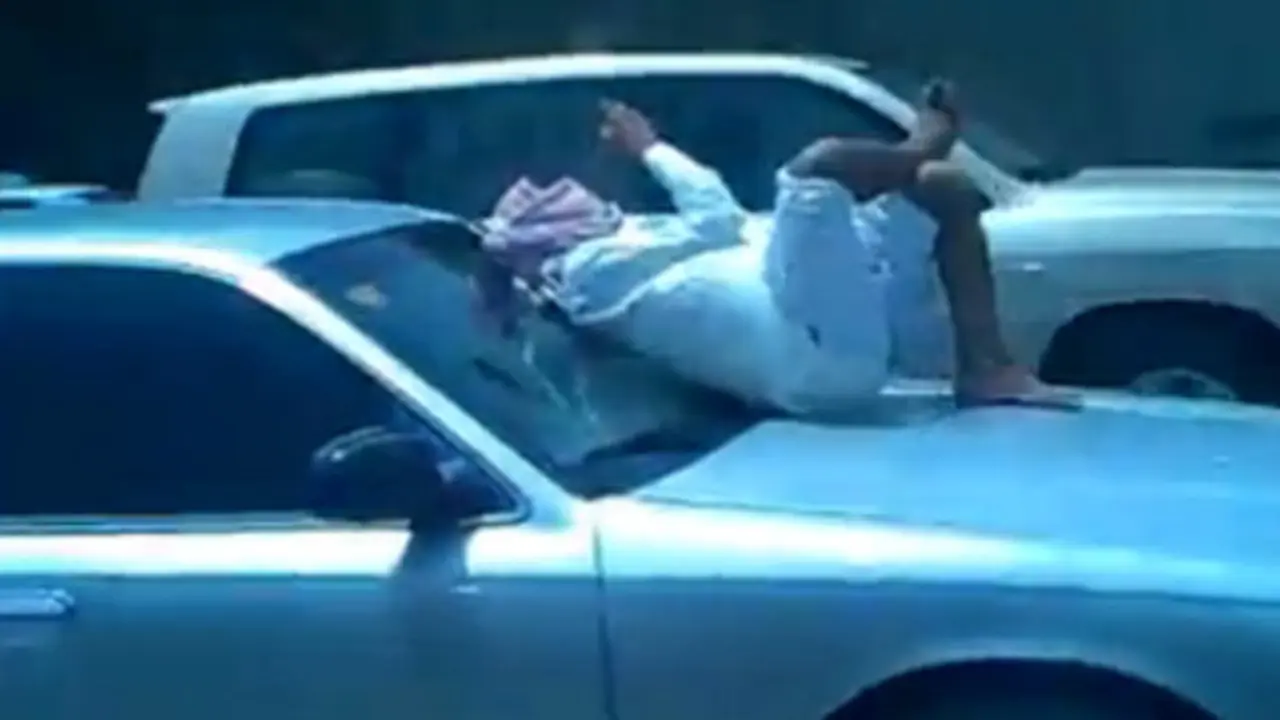 Aksi Sombong Pemuda di Atas Sedan Melaju Kencang (Youtobe)
