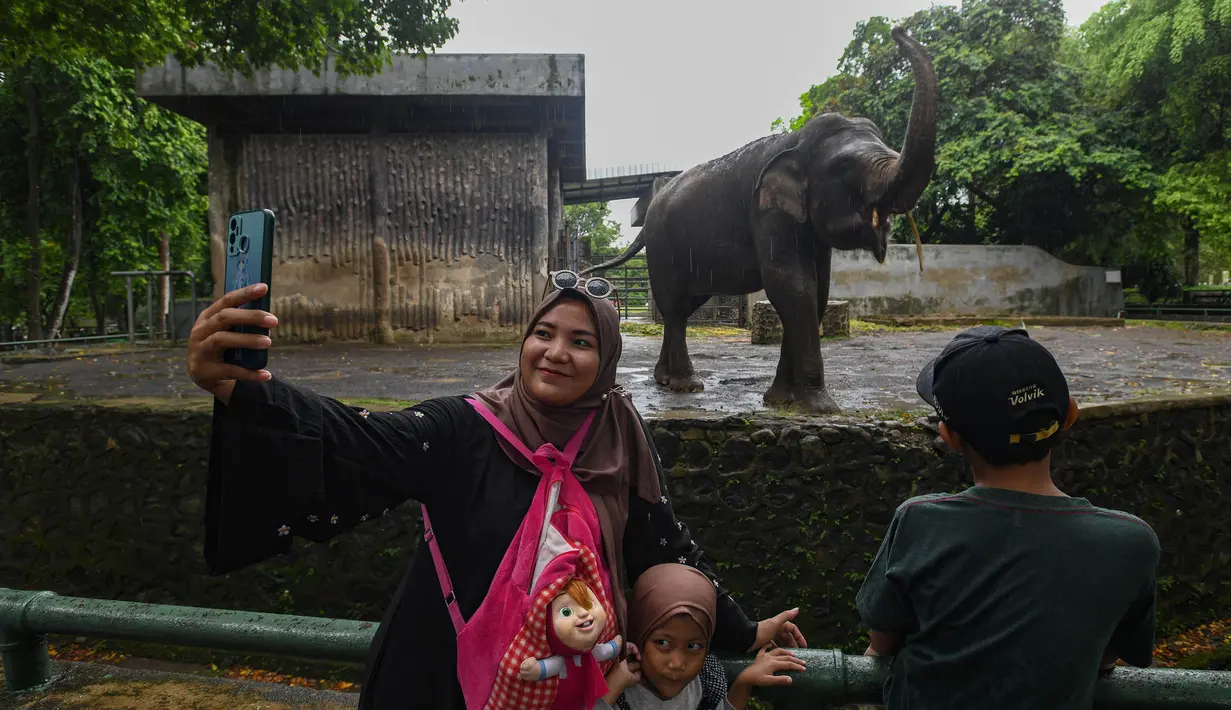 Hari kedua Lebaran 2025, hingga pukul 13.00 WIB, tercatat sekitar 48.500 orang sudah memasuki area wisata Kebun Binatang Ragunan Jakarta. (merdeka.com/Arie Basuki)